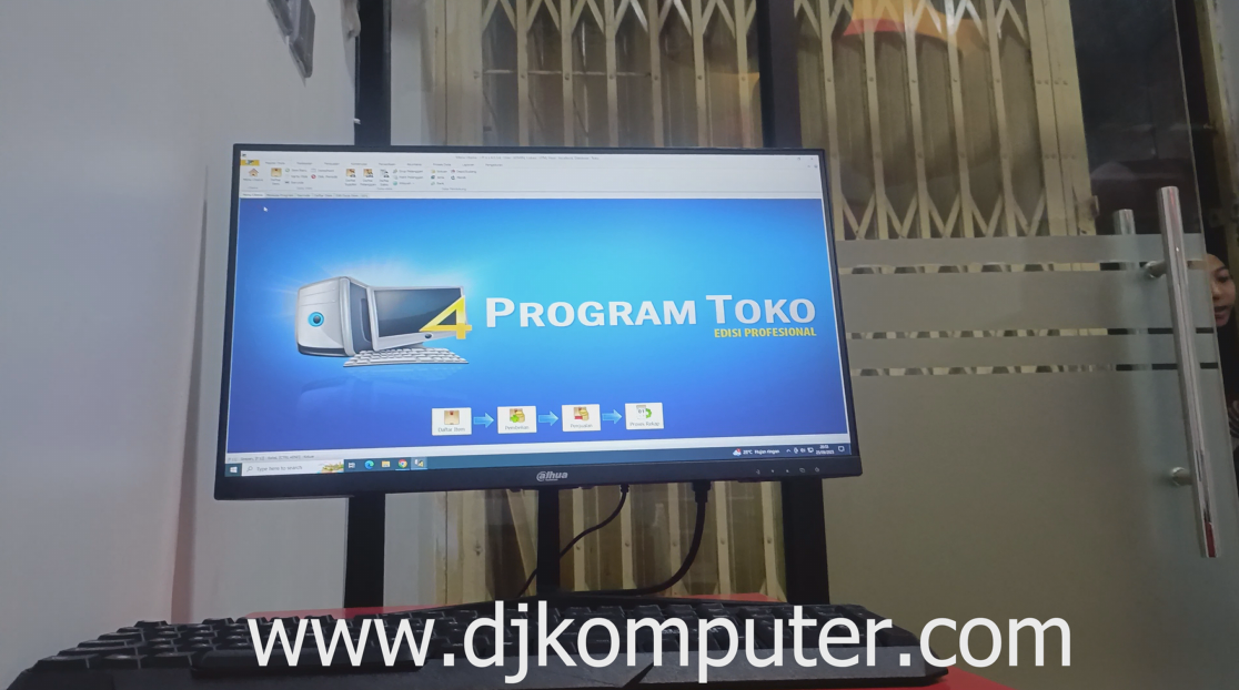 <p>Apa itu paket kasir ? Dalam era digital yang semakin berkembang pengelolaan usaha tidak bisa lagi dilakukan secara manual. Salah satu kebutuhan penting bagi pelaku usaha adalah sistem kasir.<br />Paket kasir merupaka paket perangkat dan safware yang dirancang untuk membantu proses transaksi, pencatatan penjualan, stok barang, hingga laporan keuangan secara otomatis dan efisien.<br />Di Didin Jaya Komputer, paket kasir ini tidak hanya sekedar alat transaksi, tetapi juga sistem lengkap yang mampu mengoptimalkan manajemen usaha. Dengan teknologi terbaru, setiap transaksi bisa di catat dengan akurat, laporan penjualan tersusun otomatis, serta data stok selalu terupdate tanpa harus mencatat manual.</p>